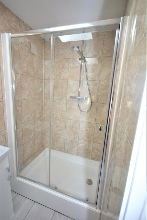 London Deluxe 6 Bedroom House Dagenham Dış mekan fotoğraf